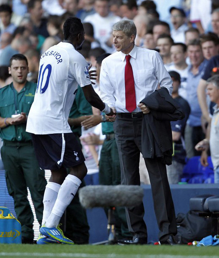 Giờ nghỉ giữa hiệp, Adebayor bắt tay với thầy cũ. Lời xin lỗi đã được "Giáo sư" chấp nhận