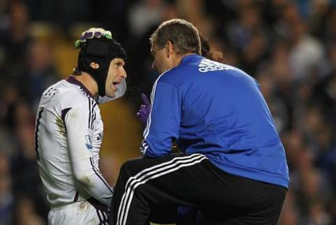Petr Cech thường xuyên bị chấn thương hành hạ Petr Cech thường xuyên bị chấn thương hành hạ