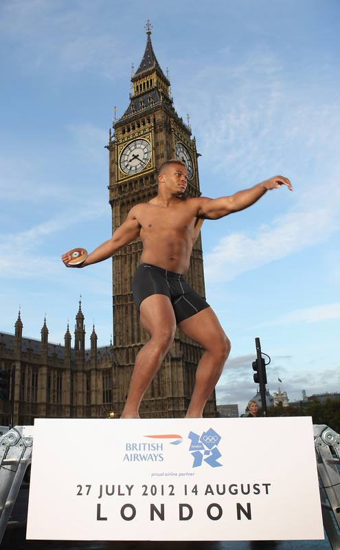 Huy chương Vàng Olympic môn ném đĩa Lawrence Okoye chụp ảnh trước nhà Quốc hội Anh để quảng bá cho Thế vận hội 2012 tại London Huy chương Vàng Olympic môn ném đĩa Lawrence Okoye chụp ảnh trước nhà Quốc hội Anh để quảng bá cho Thế vận hội 2012 tại London