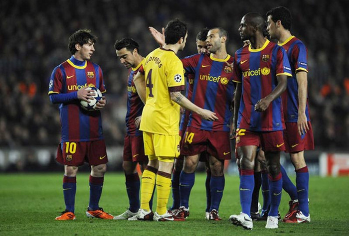 Niềm tin mù quáng vào Fabregas: Biết rõ học trò cưng đang được Barcelona mời gọi, nhưng Wenger thay vì tìm kiếm giải pháp thay thế lại cố giữ anh lại bằng mọi giá Niềm tin mù quáng vào Fabregas: Biết rõ học trò cưng đang được Barcelona mời gọi, nhưng Wenger thay vì tìm kiếm giải pháp thay thế lại cố giữ anh lại bằng mọi giá