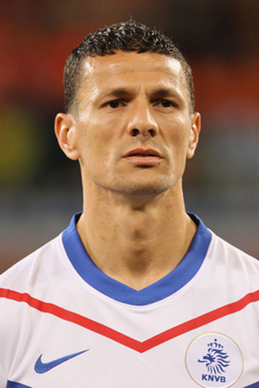 Khalid Boulahrouz: Hay còn gọi là “Khalid ăn thịt người”, kẻ đã cho Cristiano Ronaldo biết tình yêu bóng đá đích thực của mình trong video này. (xem video clip)