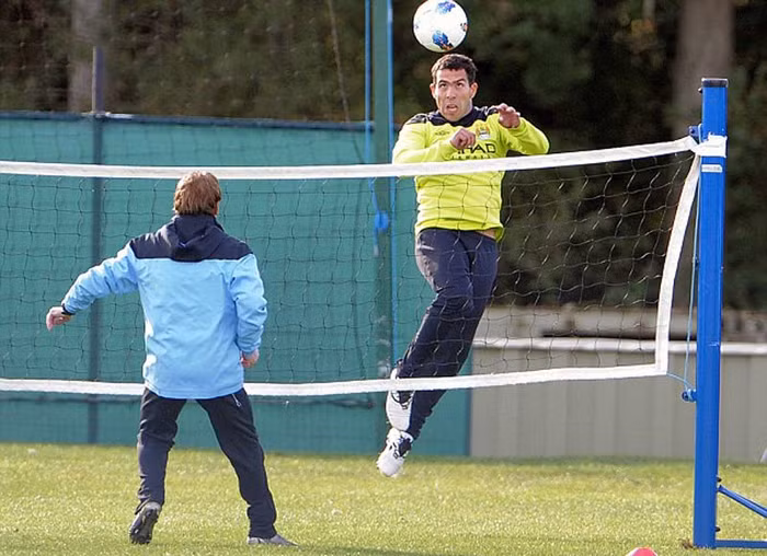 Tevez trong lúc này vẫn bị bắt tập riêng và có thể sẽ không tới Old Trafford Tevez trong lúc này vẫn bị bắt tập riêng và có thể sẽ không tới Old Trafford