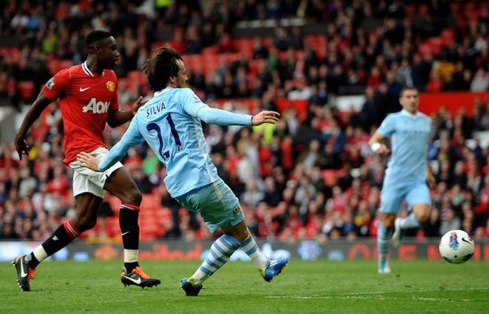 Silva thoát xuống đánh bại De Gea