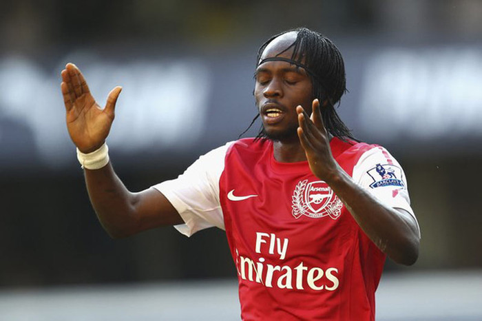Gervinho bỏ phí một pha bóng đầu hiệp 2