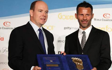 Giggs nhận giải thưởng "Đôi giày Vàng" từ hoàng tử Albert II