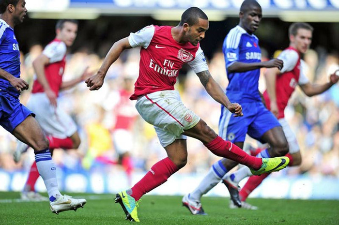 Và Walcott, trong một khoảnh khắc bật dậy bất ngờ, nâng tỷ số lên 3-2 cho Arsenal Và Walcott, trong một khoảnh khắc bật dậy bất ngờ, nâng tỷ số lên 3-2 cho Arsenal