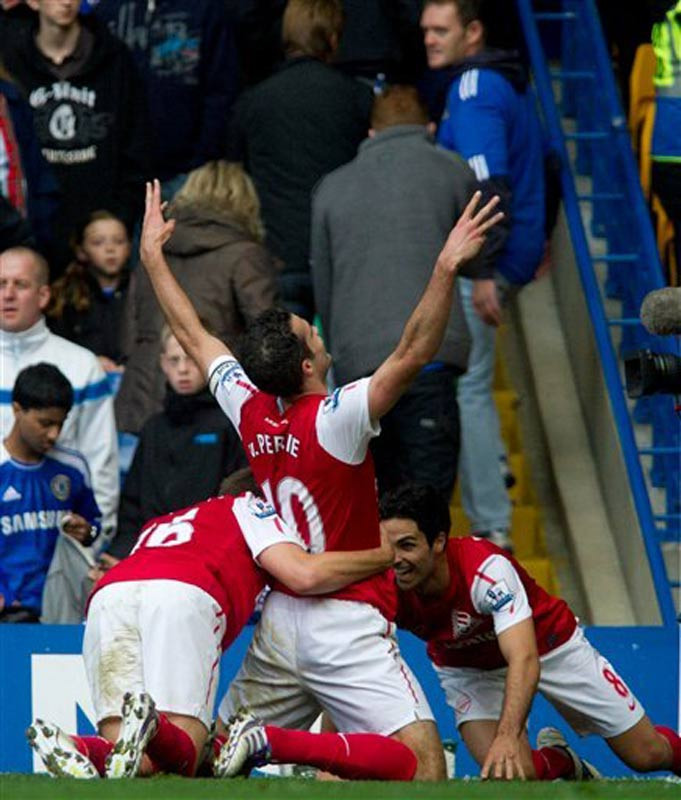 Van Persie ăn mừng trong lúc các khán giả áo xanh bỏ về Van Persie ăn mừng trong lúc các khán giả áo xanh bỏ về