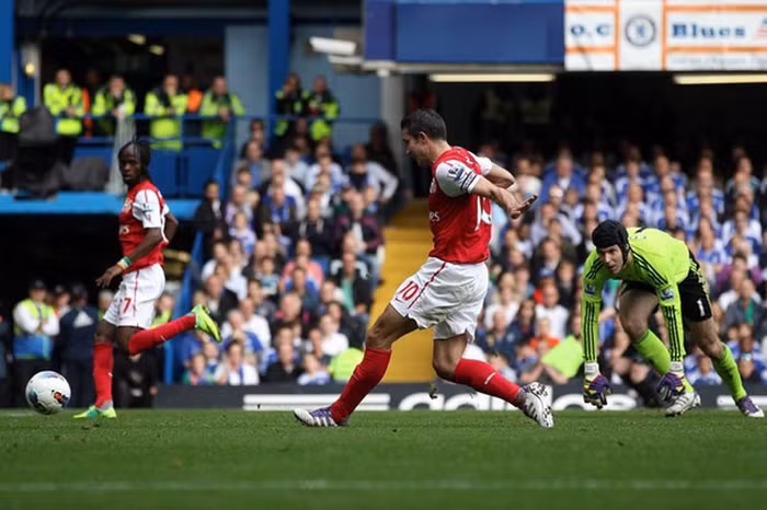 Phút 36, Gervinho phá bẫy việt vị và bình tĩnh đưa bóng để Van Persie san bằng tỷ số Phút 36, Gervinho phá bẫy việt vị và bình tĩnh đưa bóng để Van Persie san bằng tỷ số