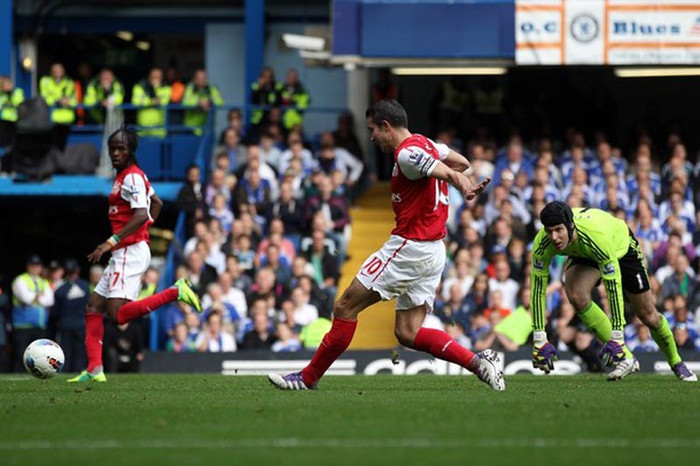 Phút 36, Gervinho phá bẫy việt vị và bình tĩnh đưa bóng để Van Persie san bằng tỷ số Phút 36, Gervinho phá bẫy việt vị và bình tĩnh đưa bóng để Van Persie san bằng tỷ số