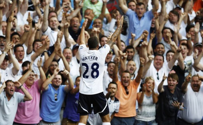 Cú sút xa như động tác phun nọc độc của rắn, và hậu vệ trẻ này trở thành người hùng