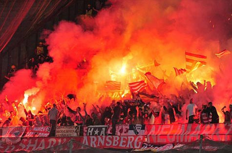 Các Ultra Napoli đốt pháo sáng trong trận gặp Bayern Các Ultra Napoli đốt pháo sáng trong trận gặp Bayern