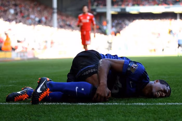 Evra bị phạm lỗi nhưng Suarez đã che mắt được trọng tài