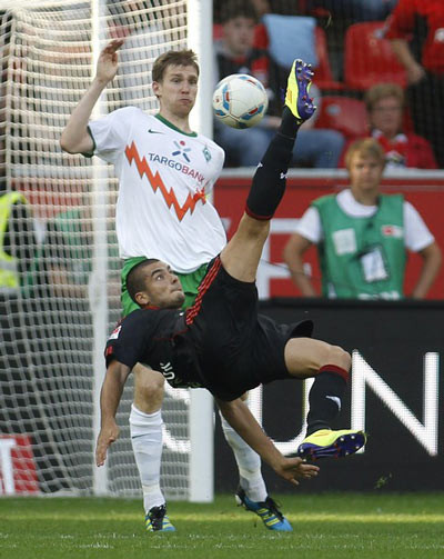 Cú chilena của Edin Derdiyok