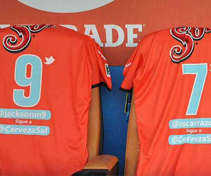 Áo cầu thủ của CLB Jaguares (Mexico) thay vì đề tên cầu thủ thì lại đề tên... tài khoản Twitter Áo cầu thủ của CLB Jaguares (Mexico) thay vì đề tên cầu thủ thì lại đề tên... tài khoản Twitter