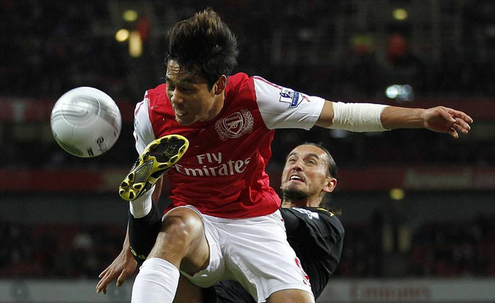 Park Chu-Young tranh bóng với Tuncay trong trận Arsenal - Bolton ở Carling Cup Park Chu-Young tranh bóng với Tuncay trong trận Arsenal - Bolton ở Carling Cup
