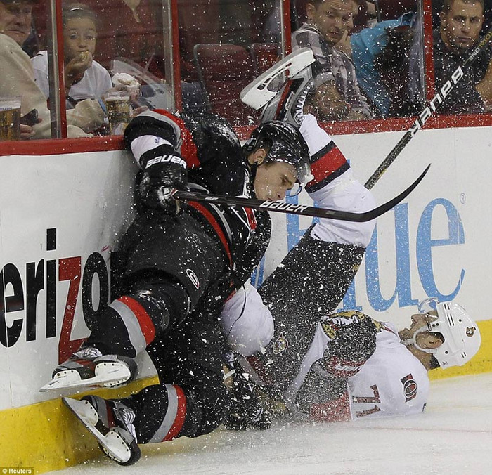 Hai cầu thủ hockey va chạm nhau trong trận tứ kết giải vô địch hockey miền Đông, Mỹ Hai cầu thủ hockey va chạm nhau trong trận tứ kết giải vô địch hockey miền Đông, Mỹ