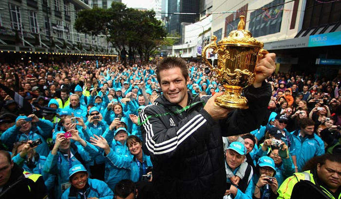 Richie McCaw nâng cao chức vô địch Rugby thế giới trước 20.000 người hâm mộ ở thủ đô Wellington, New Zealand Richie McCaw nâng cao chức vô địch Rugby thế giới trước 20.000 người hâm mộ ở thủ đô Wellington, New Zealand