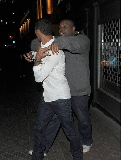 Ashley Cole (áo trắng) gây sự với paparazzi ngoài hộp đêm Ashley Cole (áo trắng) gây sự với paparazzi ngoài hộp đêm