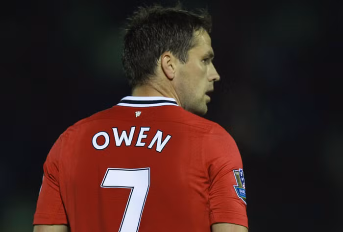 1. Michael Owen: Đã qua thời đỉnh cao từ lâu, nhạy cảm với chấn thương và không còn sung sức để đá đủ 90 phút/trận