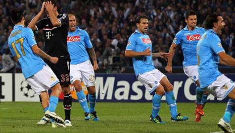Gomez (áo đen) sút hỏng quả phạt đền trong trận Napoli - Bayern Gomez (áo đen) sút hỏng quả phạt đền trong trận Napoli - Bayern