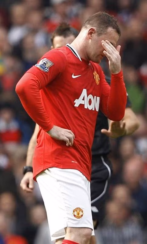 Rooney vất vả hoạt động nhưng tình thế không mấy dễ chịu hơn