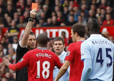 Jonny Evans dồn MU vào thế kẹt khi bị thẻ đỏ đầu hiệp 2