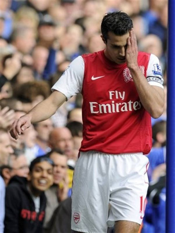 Chỉ vài phút sau, đến lượt Van Persie đá ra ngoài ở khoảng cách gần Chỉ vài phút sau, đến lượt Van Persie đá ra ngoài ở khoảng cách gần