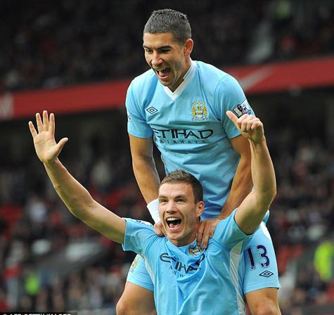 Dzeko với cú đúp kết thúc một set tennis khó tin ở Old Trafford