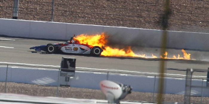 Một chiếc xe bốc cháy sau ảnh hưởng của vụ va chạm