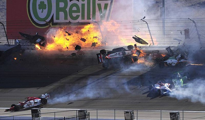 Vụ tai nạn khiến một loạt chiếc xe bị văng lên trên không