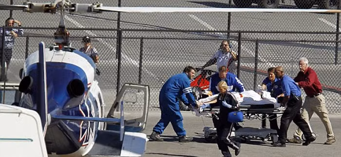 Wheldon được đưa đi cấp cứu, nhưng anh đã thiệt mạng