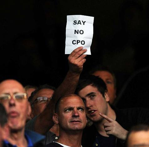 Một CĐV Chelsea lấy mảnh giấy thay cho biểu ngữ