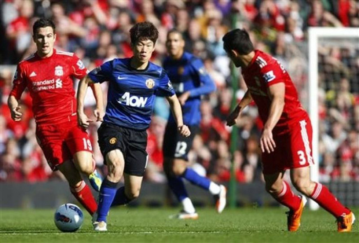Enrique khóa chặt Park Ji-Sung Enrique khóa chặt Park Ji-Sung