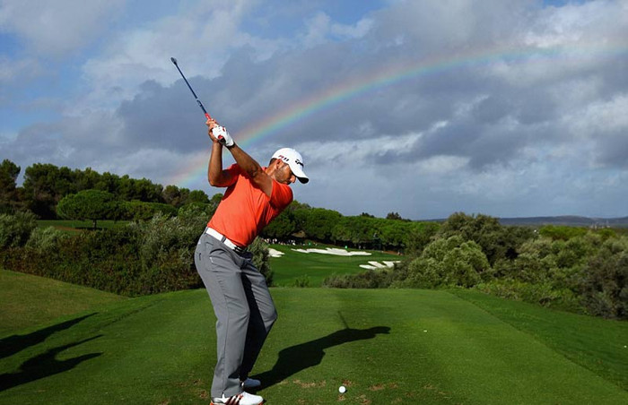 Sergio Garcia (TBN) đánh lỗ thứ 15 ở giải Andalucia Masters trong lúc cầu vồng xuất hiện trên không