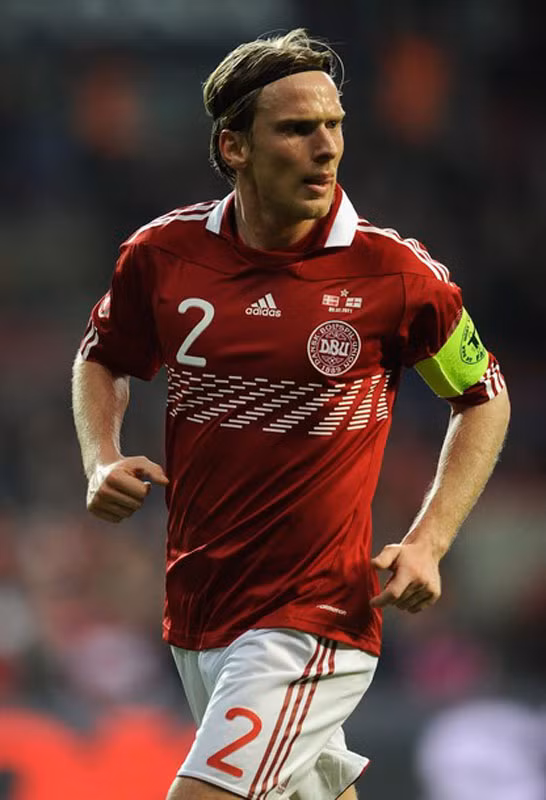 Christian Poulsen: Một kẻ gan lỳ đến độ bị giẫm lên người vẫn bám theo đối thủ được. (xem video clip)