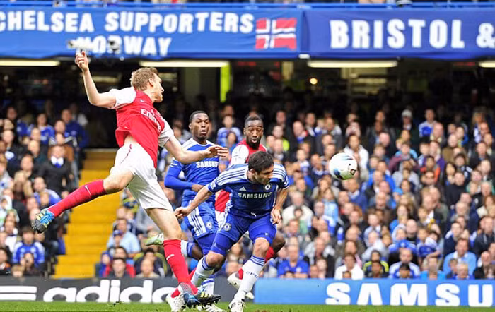 Trong khi đó, chỉ cần Lampard đứng đúng chỗ và đánh đầu đúng hướng, Chelsea đã có bàn thắng Trong khi đó, chỉ cần Lampard đứng đúng chỗ và đánh đầu đúng hướng, Chelsea đã có bàn thắng