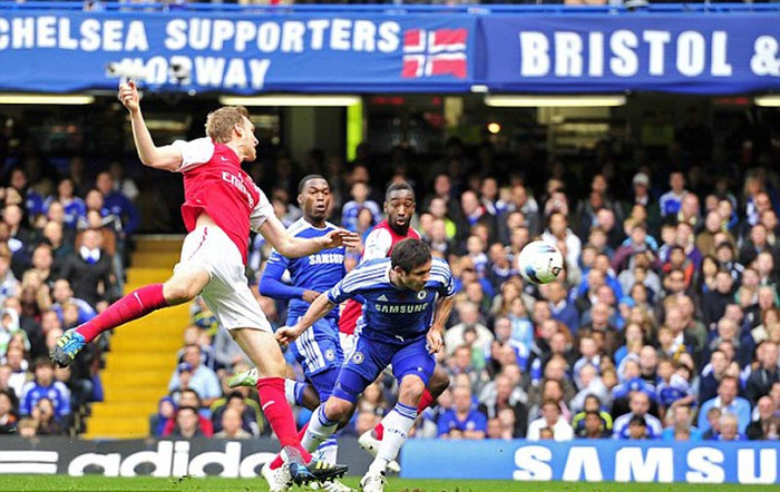 Trong khi đó, chỉ cần Lampard đứng đúng chỗ và đánh đầu đúng hướng, Chelsea đã có bàn thắng Trong khi đó, chỉ cần Lampard đứng đúng chỗ và đánh đầu đúng hướng, Chelsea đã có bàn thắng