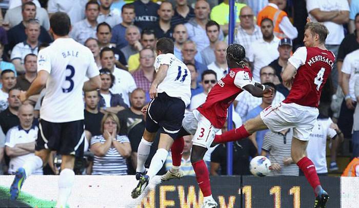 Nhưng Van der Vaart đã giúp Tottenham phá vỡ thế quân bình