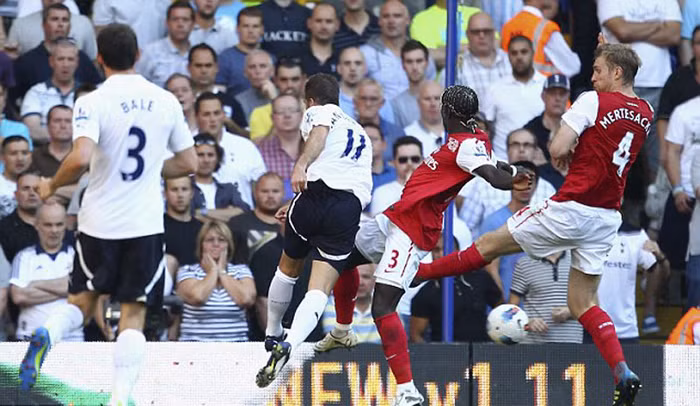 Nhưng Van der Vaart đã giúp Tottenham phá vỡ thế quân bình