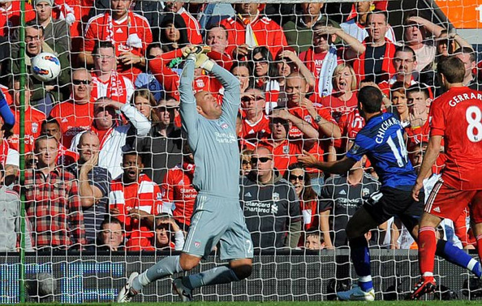 Nhưng chỉ một sai lầm, Chicharito đã tận dụng được để san hòa Nhưng chỉ một sai lầm, Chicharito đã tận dụng được để san hòa