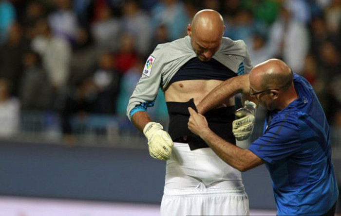 Thủ môn Wilfredo Caballero (Malaga) phải nhờ chuyên viên kỹ thuật sửa giúp bộ đồ xác ướp dành cho lễ Halloween Thủ môn Wilfredo Caballero (Malaga) phải nhờ chuyên viên kỹ thuật sửa giúp bộ đồ xác ướp dành cho lễ Halloween