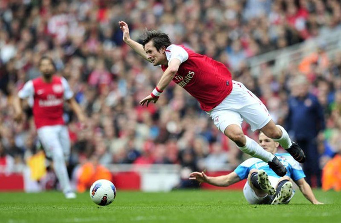 Tin tưởng vào những ngôi sao... xẹt: Tomas Rosicky bị chấn thương hành hạ, và khi thi đấu được anh cũng chẳng làm được điều gì ấn tượng. Tương tự với những Denilson, Chamakh... Tin tưởng vào những ngôi sao... xẹt: Tomas Rosicky bị chấn thương hành hạ, và khi thi đấu được anh cũng chẳng làm được điều gì ấn tượng. Tương tự với những Denilson, Chamakh...