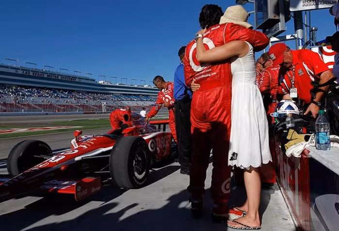 Vợ của một tay đua bị sốc vì cảnh tượng vừa diễn ra