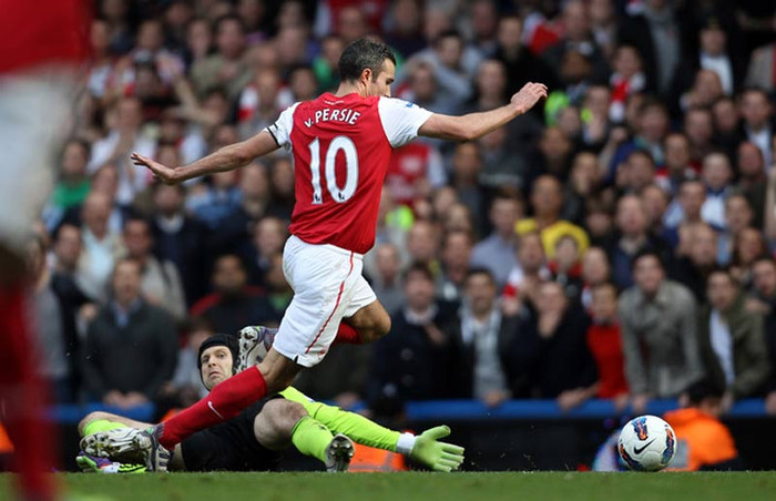 Van Persie chỉ một mình đối đầu với Petr Cech Van Persie chỉ một mình đối đầu với Petr Cech