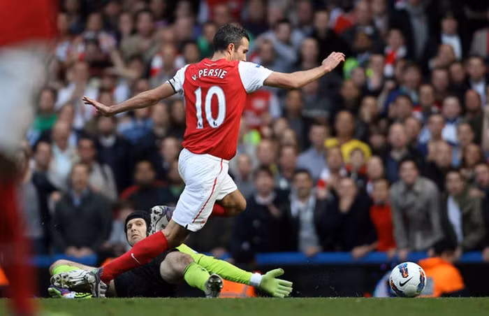 Van Persie chỉ một mình đối đầu với Petr Cech Van Persie chỉ một mình đối đầu với Petr Cech