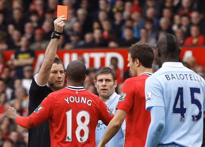 Sang hiệp 2, Evans bị đuổi khỏi sân vì phạm lỗi với Balotelli