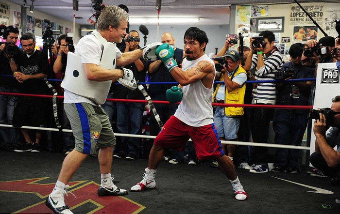 Manny Pacquiao tập luyện cùng HLV Freddie Roach ở CLB quyền Anh Hollywood, chuẩn bị trước cuộc đụng độ tranh đai vô địch WBO hạng bán trung với Juan Manuel Marquez ở Las Vegas vào ngày 12/11