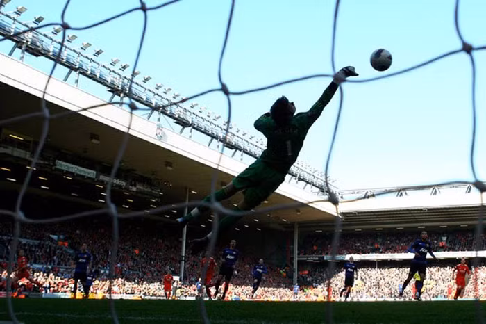 De Gea cản phá xuất sắc pha dứt điểm của Henderson