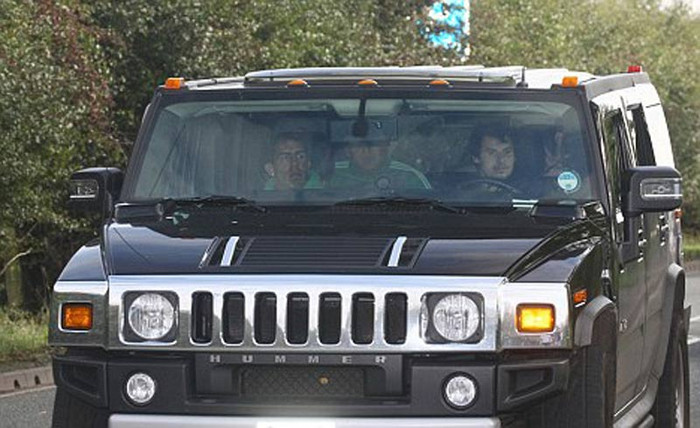 Tevez được đưa đến sân tập trong chiếc Hummer