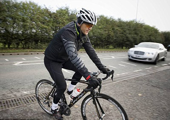 Mancini thì đang chờ đợi cơ hội để biến El Apache thành kẻ bỏ đi